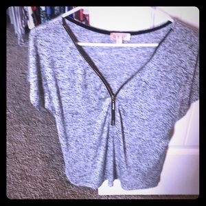 Lavish NEW Gray and black top with zipper details